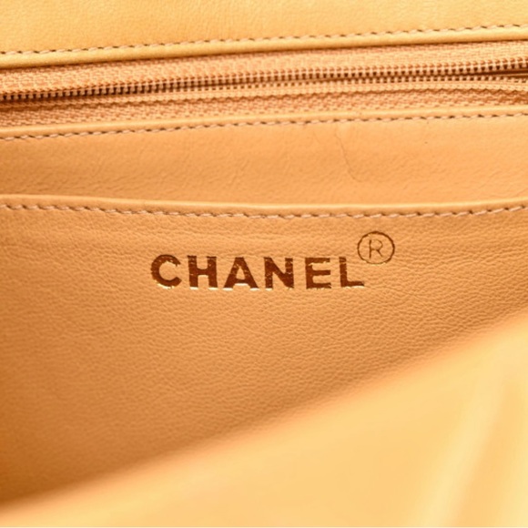 CHANEL authentic Lambskin Quilted Flap Shoulder Bag in Beige. - Picture 6 of 11